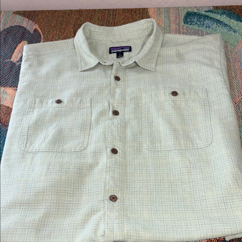 Patagonia Light Green Button-Up Shirt size Large
